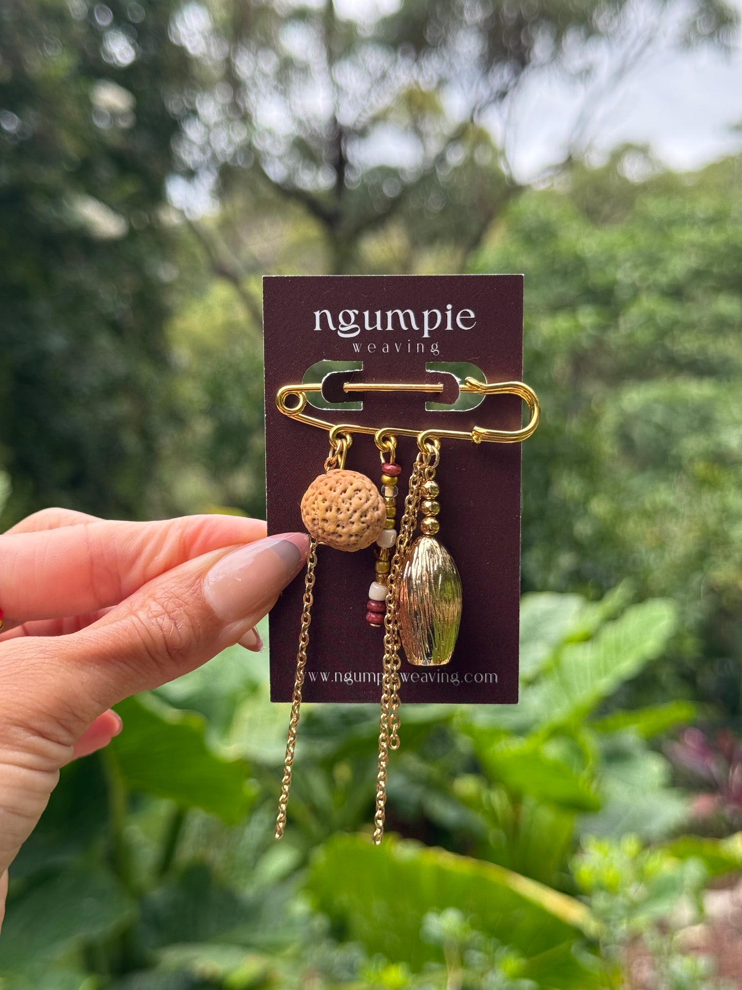 Ngumpie brooch